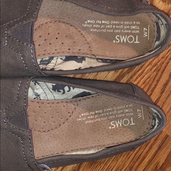 TOMS - Picture 3 of 5